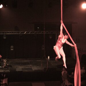 isabella delle castelle _ metteur en scène - cabaret circus - compagnie shayla - tissu aerien -spectacle (2).JPG