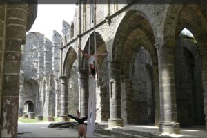 DUO TISSU AERIEN_ COMPAGNIE SHAYLA _ BELGIQUE -isabella delle castelle-abbaye de villers la ville (3)