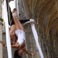 DUO TISSU AERIEN_ COMPAGNIE SHAYLA _ BELGIQUE -isabella delle castelle-abbaye de villers la ville - spectacle maraige