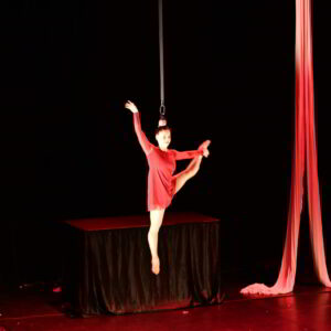 cabaret-circus-isabelladelle castelle et-compagnie-shayla-centre-culturel-d-uccle-tissus-aerien-cerceau-aerien-magie-illusion1-