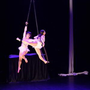 cabaret-circus-isabelladelle castelle et-compagnie-shayla-centre-culturel-d-uccle-tissus-aerien-cerceau-aerien-magie-illusion1-