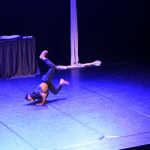 cabaret-circus-isabelladelle castelle et-compagnie-shayla-centre-culturel-d-uccle-tissus-aerien-cerceau-aerien-magie-illusion1-