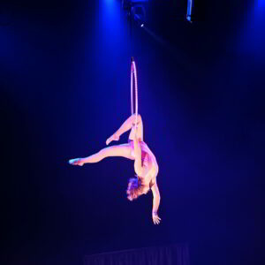 cabaret-circus-isabelladelle castelle et-compagnie-shayla-centre-culturel-d-uccle-tissus-aerien-cerceau-aerien-magie-illusion1-