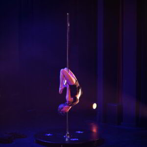 cabaret-circus-isabelladelle castelle et-compagnie-shayla-centre-culturel-d-uccle-tissus-aerien-cerceau-aerien-magie-illusion1-