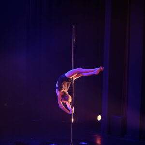 cabaret-circus-isabelladelle castelle et-compagnie-shayla-centre-culturel-d-uccle-tissus-aerien-cerceau-aerien-magie-illusion1-