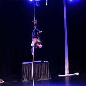 cabaret-circus-isabelladelle castelle et-compagnie-shayla-centre-culturel-d-uccle-tissus-aerien-cerceau-aerien-magie-illusion1-