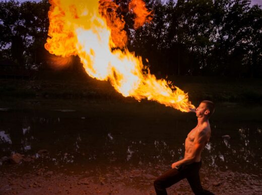 L'Agence Artistique Shalya vous propose des spectacles de feu : danses de feu spectaculaires, jonglages, avaleurs de feu, cracheur de feu et bien plus encore
