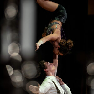 L'Agence Artistiques Shayla vous propose des duos de portés acrobatiques. A la fois poétique et impressionnant, ce spectacle vous ravira.