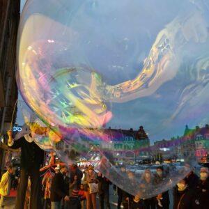 spectacle de bulles de savon - SPECTACLE SUR MESURE_AGENCE ARTISTQIUE SHAYLA - Belgique- chanteur et tissu aerien-metteur-en-scène-pour-spectacle-de-danse-et-tissu-aerien-compagnie-shayla-tissu-aerien- (5)