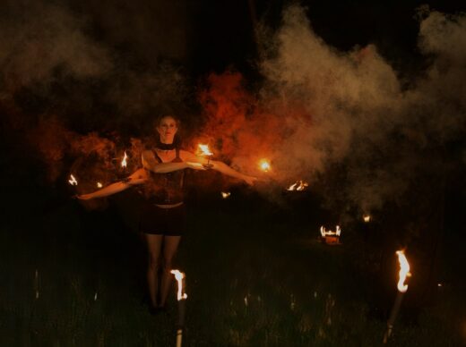 spectacle-de-feu-compagnie-shayla-eclats-de-feu-cracheur-de-feu-cerceau-aerien-de-feu-halloween-spectacle-de-feu-pour-mariage-fete-d-entreprise.png