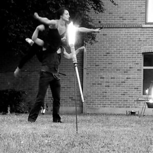 spectacle de feu - jonglerie - acrobatie pour mariage - halloween etc -agence artistique shayla - Belgique
