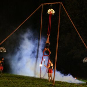 SPECTACLE-TISSU-AERIEN-ET-FEU-HALLOWEEN-31E-FLAMME-COMPAGNIE-SHAYLA-_ISABELLA-DELLE-CASTELLE-3-scaled.jpg