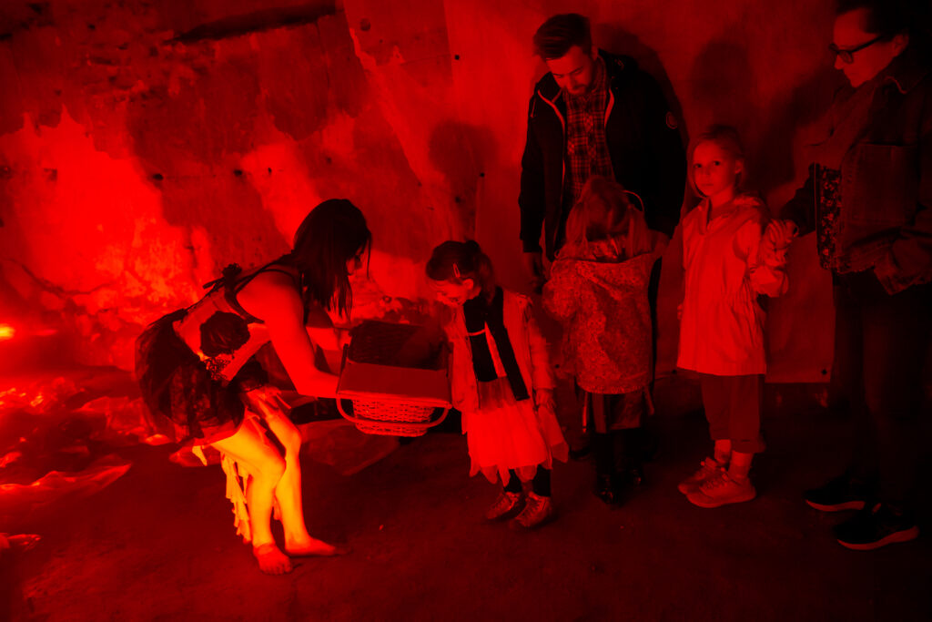 BALADE-HALLOWEEN-SORIERE_CRACHEUR-DE-FEU-_-CONTORSIONNISTE-_-CONTEUSE-CIE-SHAYLA-_-LE-CIRQUE-MAUDIT-23-Grottes-de-wonck-scaled.jpg