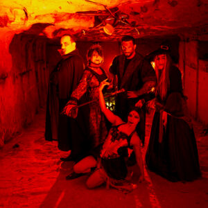 BALADE-HALLOWEEN-SORIERE_CRACHEUR-DE-FEU-_-CONTORSIONNISTE-_-CONTEUSE-CIE-SHAYLA-_-LE-CIRQUE-MAUDIT-35-Grottes-de-wonck-scaled.jpg