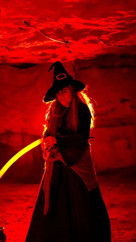 BALADE-HALLOWEEN-SORIERE_CRACHEUR-DE-FEU-_-CONTORSIONNISTE-_-CONTEUSE-CIE-SHAYLA-_-LE-CIRQUE-MAUDIT-23-Grottes-de-wonck-scaled.jpg
