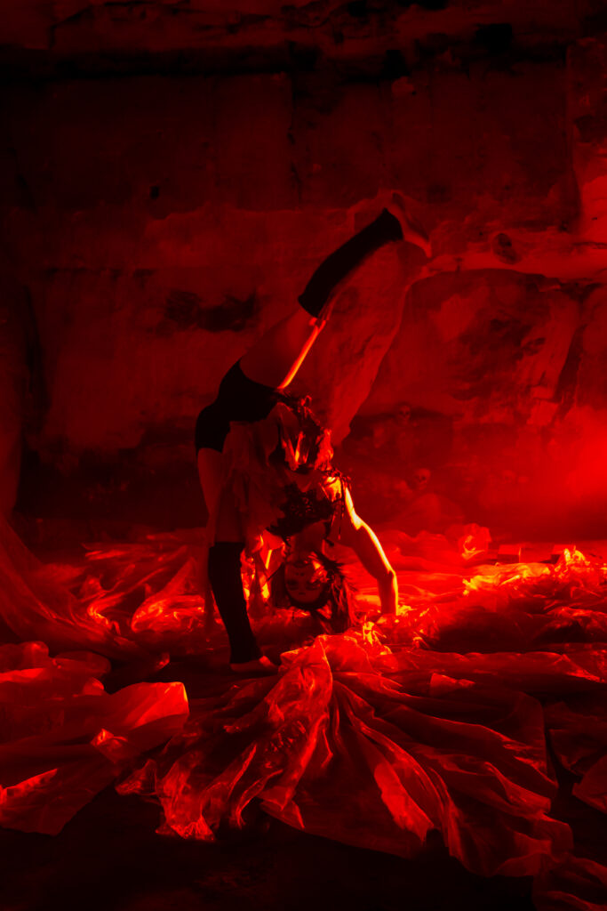 BALADE-HALLOWEEN-SORIERE_CRACHEUR-DE-FEU-_-CONTORSIONNISTE-_-CONTEUSE-CIE-SHAYLA-_-LE-CIRQUE-MAUDIT-23-Grottes-de-wonck-scaled.jpg