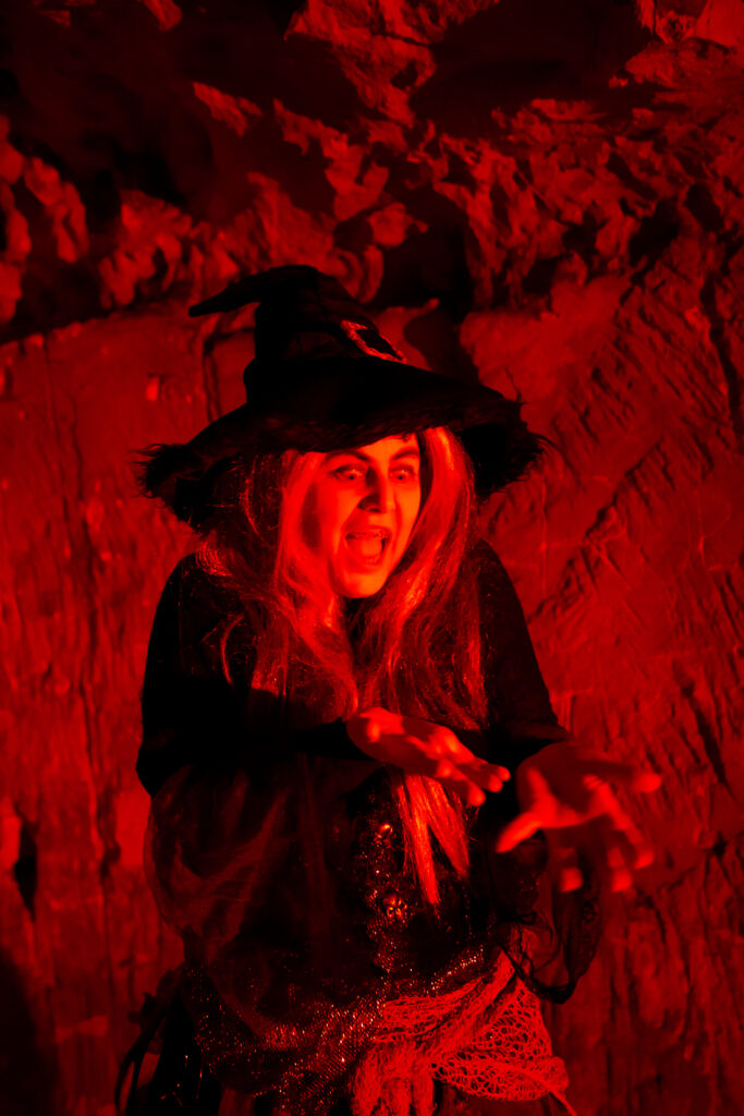BALADE-HALLOWEEN-SORIERE_CRACHEUR-DE-FEU-_-CONTORSIONNISTE-_-CONTEUSE-CIE-SHAYLA-_-LE-CIRQUE-MAUDIT-35-Grottes-de-wonck-scaled.jpg