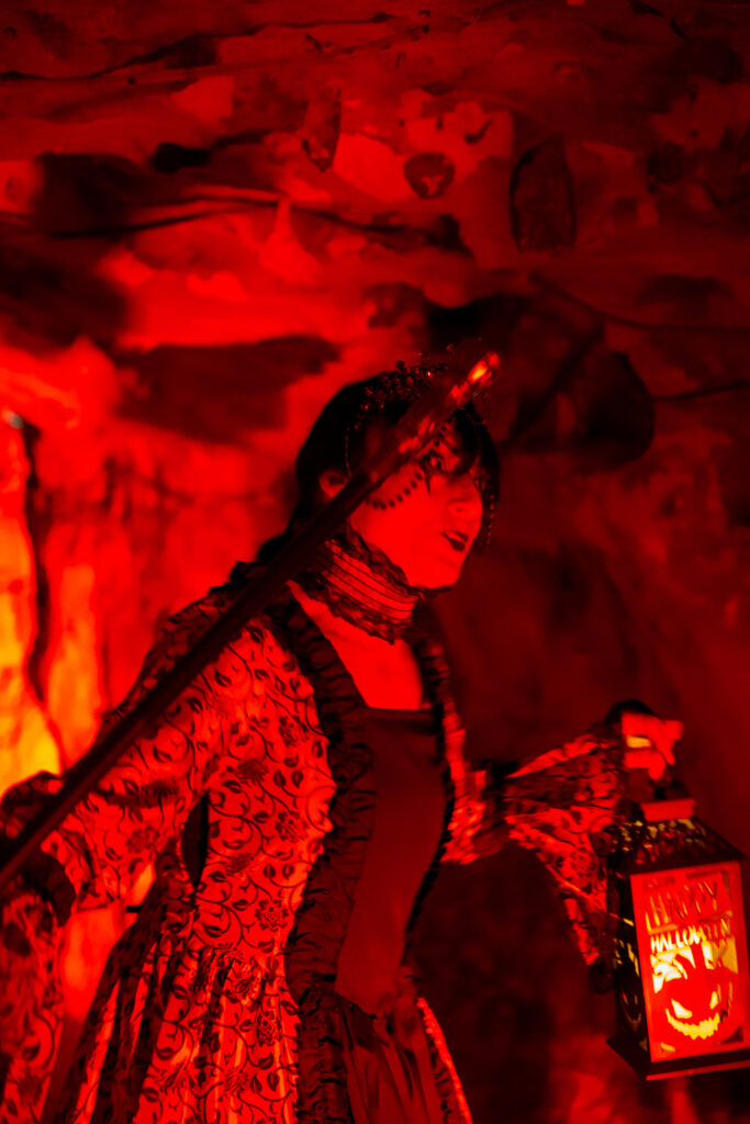 BALADE-HALLOWEEN-SORIERE_CRACHEUR-DE-FEU-_-CONTORSIONNISTE-_-CONTEUSE-CIE-SHAYLA-_-LE-CIRQUE-MAUDIT-23-Grottes-de-wonck-scaled.jpg
