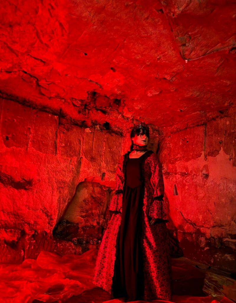 BALADE-HALLOWEEN-SORIERE_CRACHEUR-DE-FEU-_-CONTORSIONNISTE-_-CONTEUSE-CIE-SHAYLA-_-LE-CIRQUE-MAUDIT-35-Grottes-de-wonck-scaled.jpg