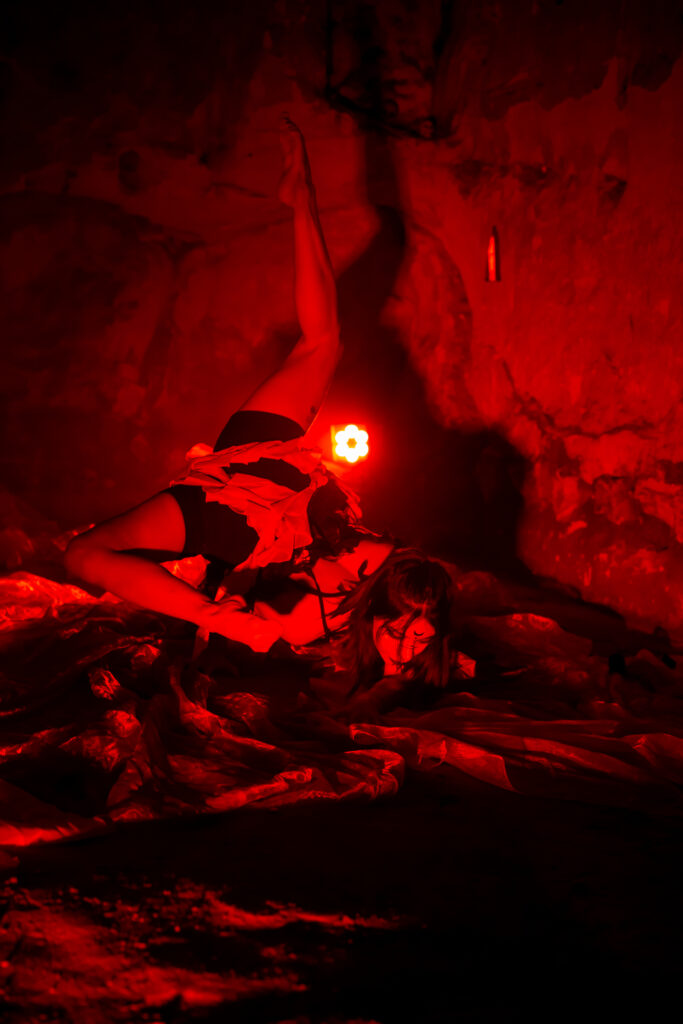 BALADE-HALLOWEEN-SORIERE_CRACHEUR-DE-FEU-_-CONTORSIONNISTE-_-CONTEUSE-CIE-SHAYLA-_-LE-CIRQUE-MAUDIT-23-Grottes-de-wonck-scaled.jpg