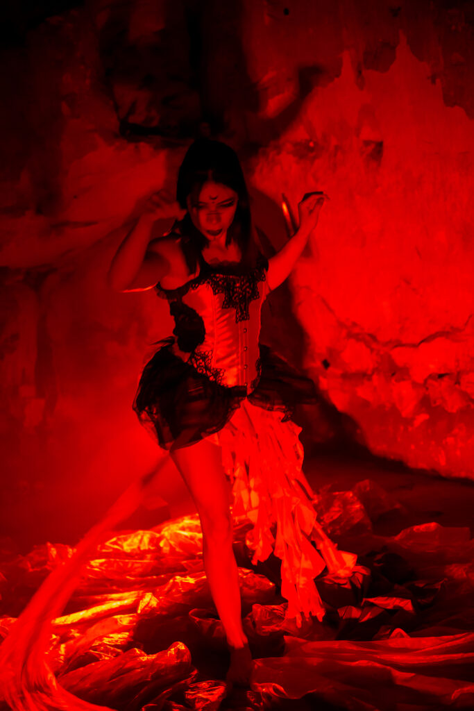 BALADE-HALLOWEEN-SORIERE_CRACHEUR-DE-FEU-_-CONTORSIONNISTE-_-CONTEUSE-CIE-SHAYLA-_-LE-CIRQUE-MAUDIT-35-Grottes-de-wonck-scaled.jpg