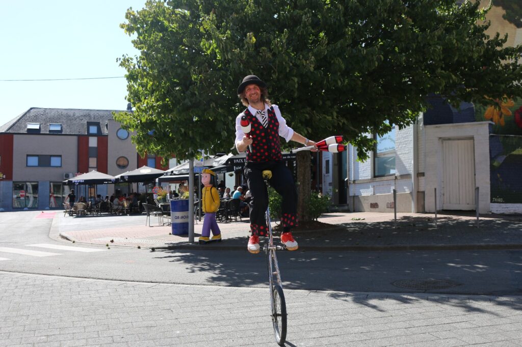 onglerie-sur-monocycle-magie-avec-plateau-3.jpg