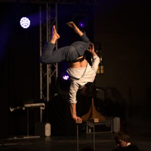 Entre force et fragilité, l'artiste explore l’art de l’équilibre comme un langage poétique. Suspendu entre ciel et sol, il transforme chaque mouvement en un instant de tension, de silence et de grâce.