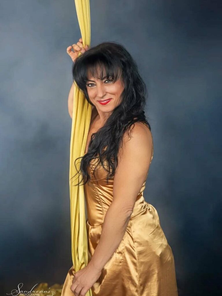 isabella-delle-castelle-shayla-artista-aerienne-tissu-aerien-_-quicke-change.jpg