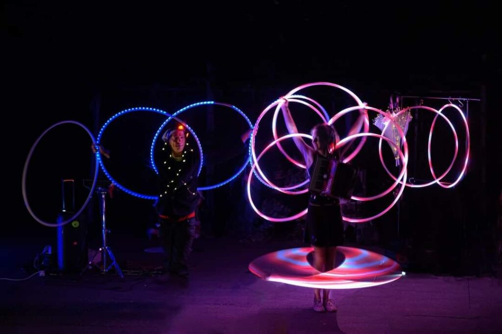 Hula hooP-LUMINEUX_-AGENVCE-ARTISTIQUE-SHAYLA-_-BELGIQUE.jpg