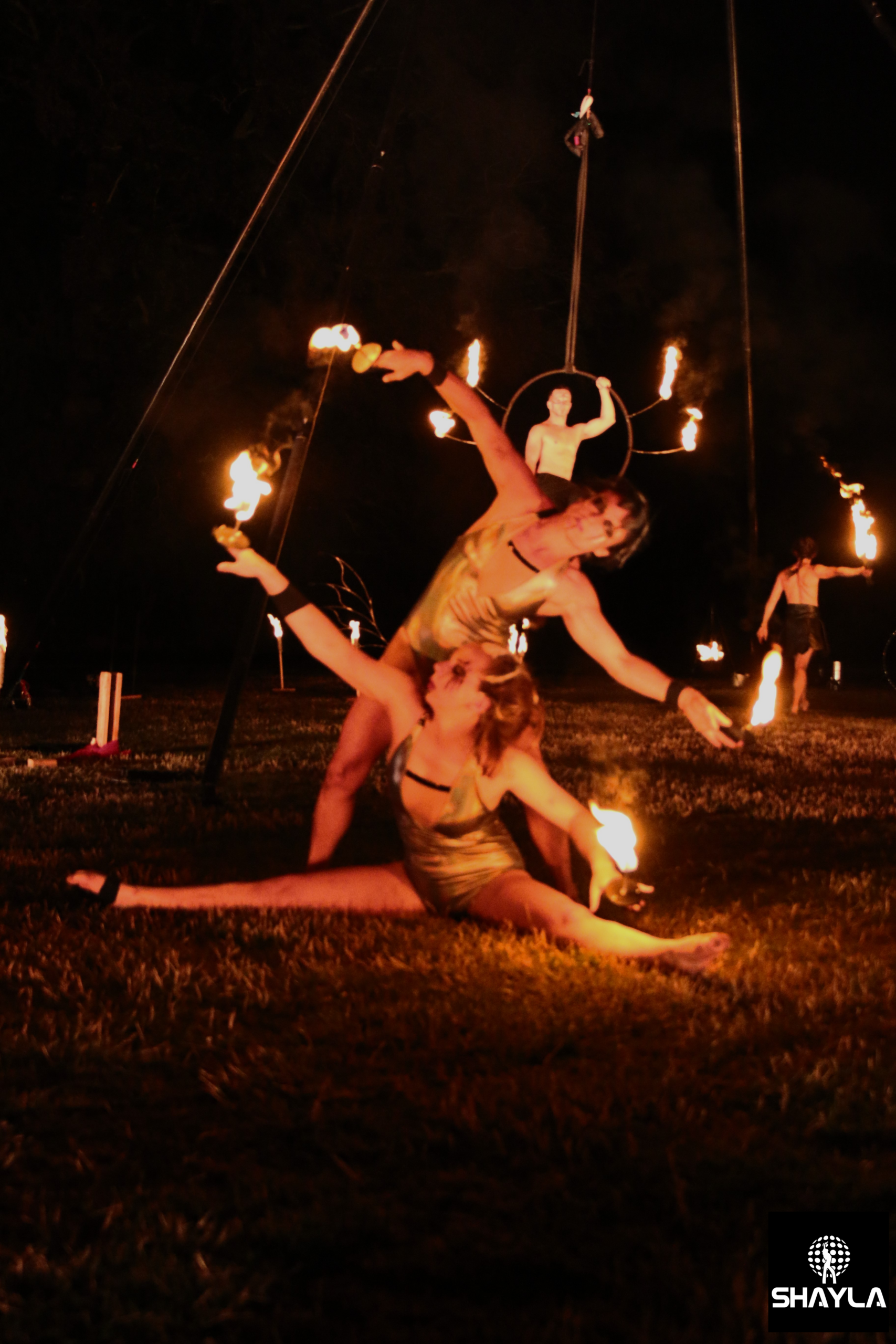 SPECTACLE-TISSU-AERIEN-ET-FEU-HALLOWEEN-31E-FLAMME-COMPAGNIE-SHAYLA-_ISABELLA-DELLE-CASTELLE-7-scaled.jpg