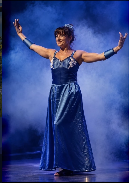 Isabella Delle Castelle sur scène en robe bleue
