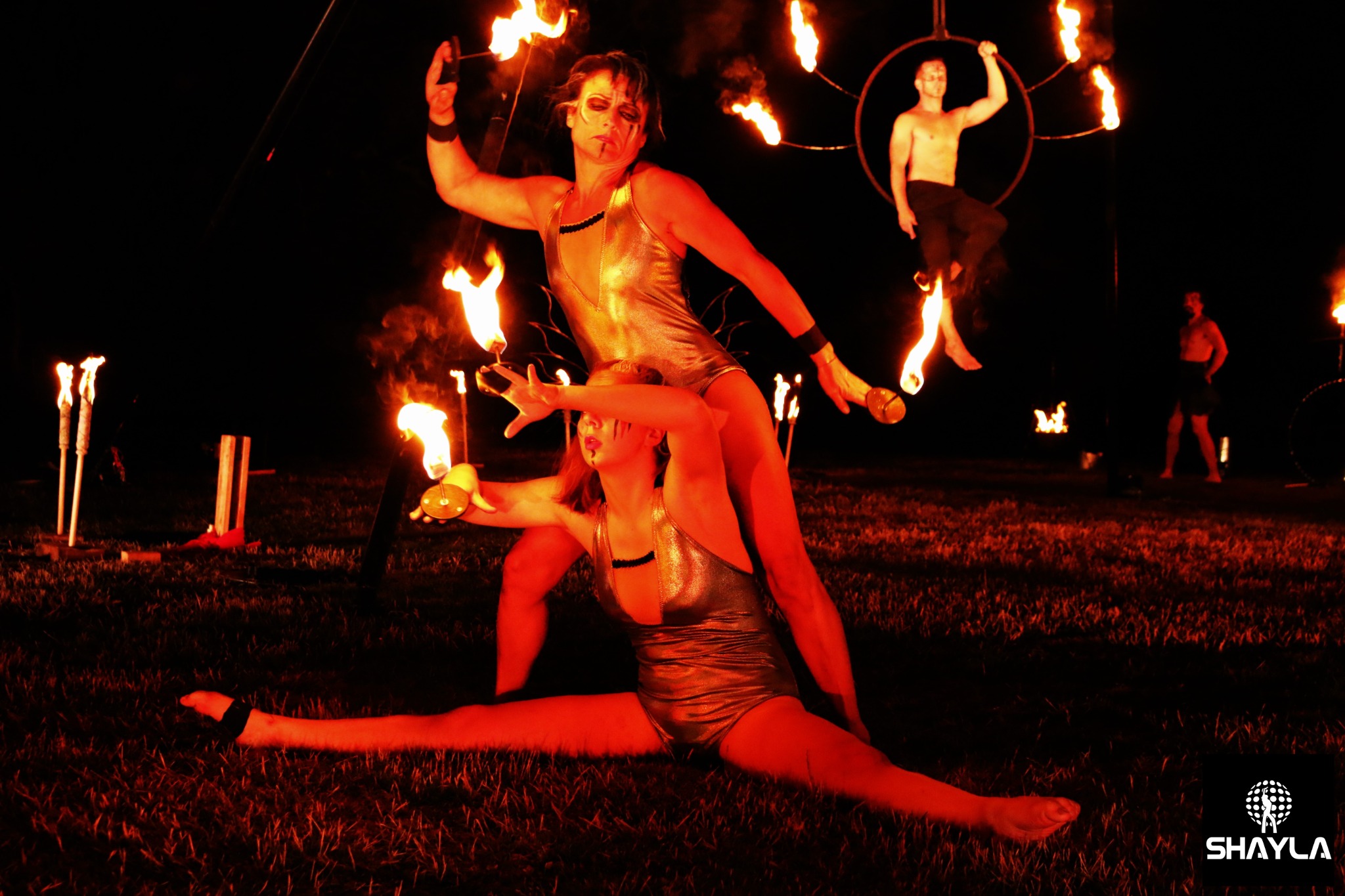 Spectacle de la compagnie Shayla : artistes et agrès enflammés