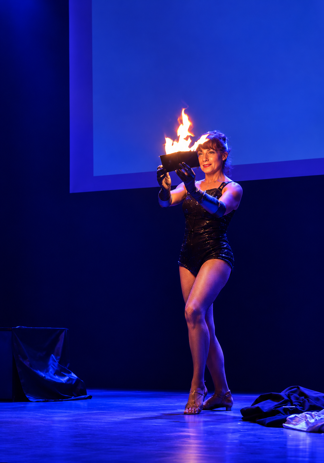 Isabella sur scène avec son portefeuille de feu